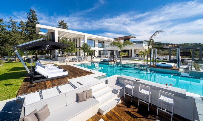 Almyrida Villa | 3’ from the Beach/3 Pools with Jacuzzi/Outdoor Pool Cinema/Tennis Court