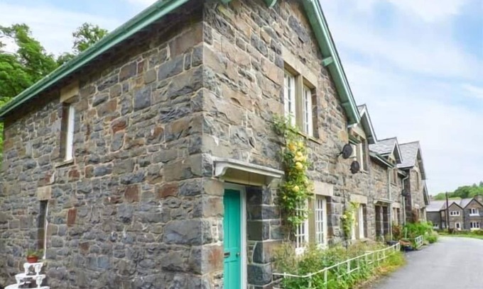 Llanwddyn Cottage | 3 GLANRAFON, family friendly, character holiday cottage in Llanwddyn