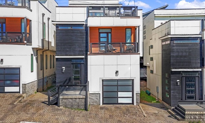 Talbot's Corner House | 3 Homes! Rooftop Golf Retreats Downtown! 8min to Broadway!