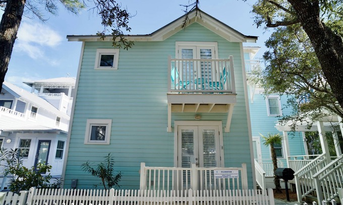 Seaside Cottage | 3 Houses to Beach in Seaside, One Block to Town, Shops, Restaurants + 2 Bikes