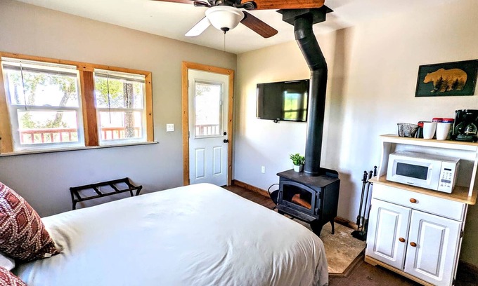 Pauma Valley Cabin | # 3. Howling Wolf's Lair - Studio W/Fireplace (Pet Free)