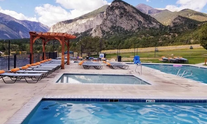 Buena Vista House | 3 King Beds! l BV Center l Fast Wi-Fi l Long Stays