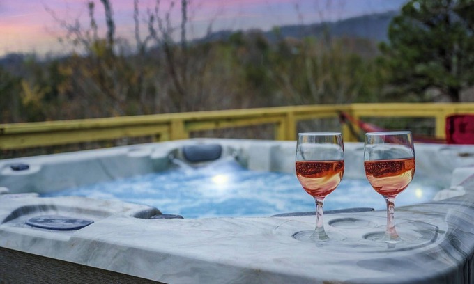 Gatlinburg - Pigeon Forge Cabin | 3 King beds! POOL table, home Theater, private HOTtub, Firepit, 3 decks Games.