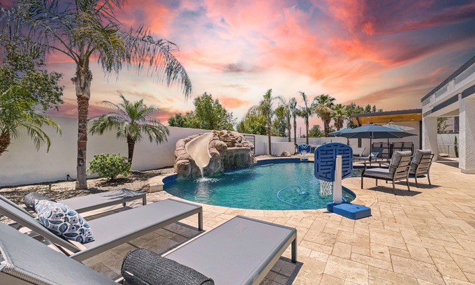 Queenland Manor House | 3 King Rooms, Sleeps 12 Heated Pool, Waterslide Paradise!