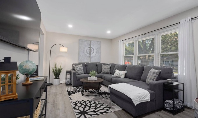 Lee's Summit House | 3 KingBeds-Great for Families|Walkable to Shops
