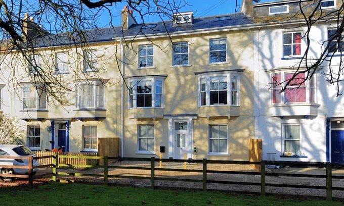 Seaton House | 3 MAJOR TERRACE, pet friendly, with a garden in Seaton, Devon