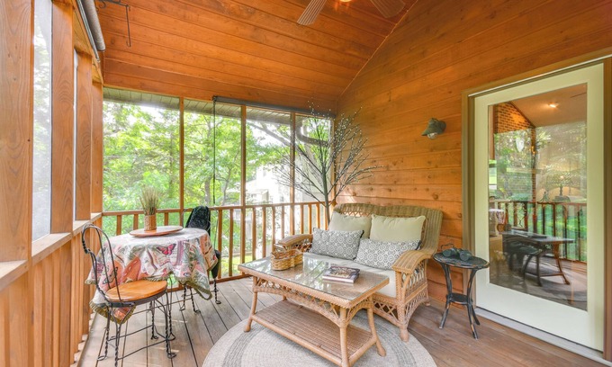 Jefferson City Cottage | 3 Mi to Dtwn Jefferson City: Family Home w/Deck