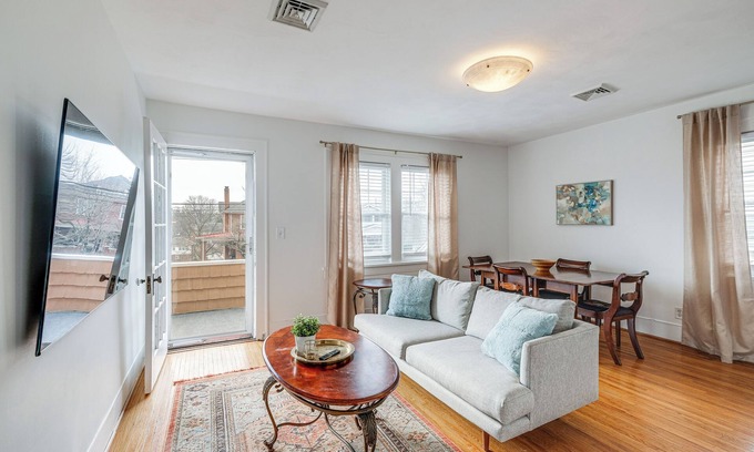 Roanoke Apartment | < 3 Mi to Dtwn Roanoke: Inviting Unit w/Balcony