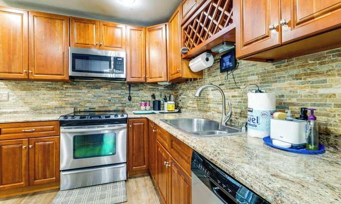 Herndon Apartment | 3 Mi to Dulles Airport: D.c. Area Townhome