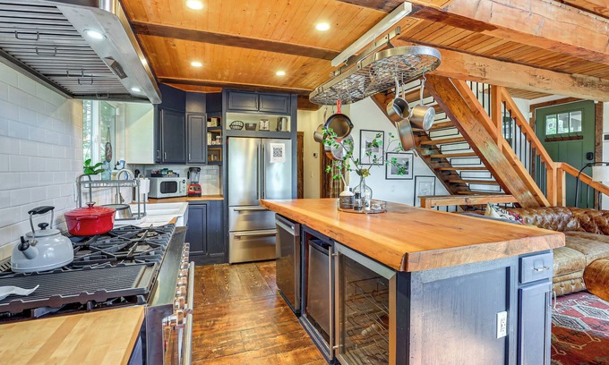 Lake Arrowhead Cottage | 3 Mi to Lake Arrowhead Village: Dog-friendly Cabin