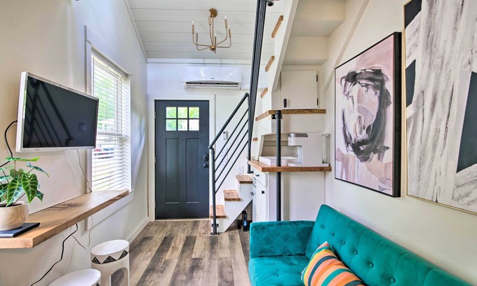 Starkville Apartment | 3 Mi to Mississippi State: Tiny Home w/Deck!