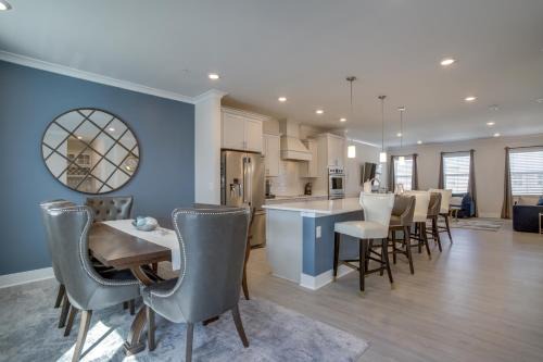 Ocean City House | 3 Mi to Ocean City Boardwalk Townhome with 2 Decks