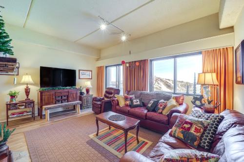 Sugar Mountain Apartment | 3 Mi to Sugar Mtn Slopes! Condo with Hot Tub and Pool