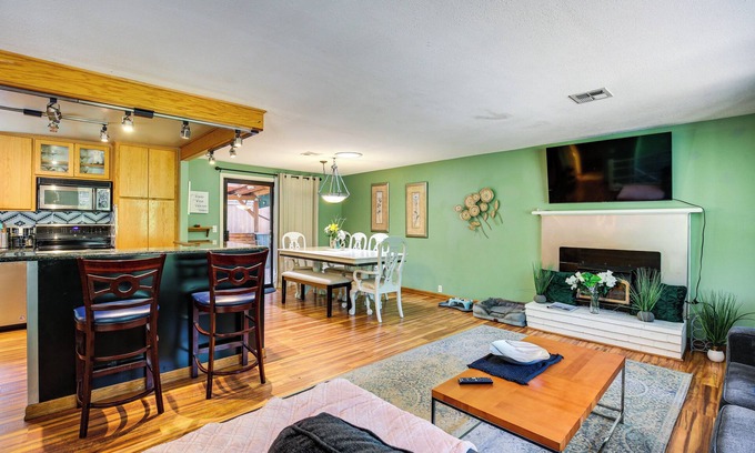 South Hills House | 3 Mi to U of O Pet-Friendly Home w/Covered Deck!
