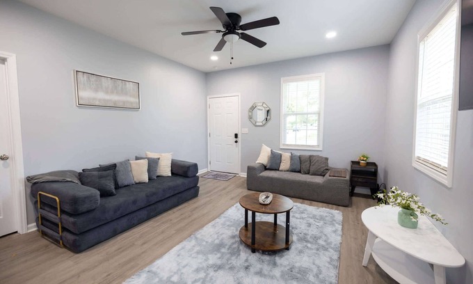 Burlington House | 3 Min to Downtown - 10 Min to Elon - Smart TVs