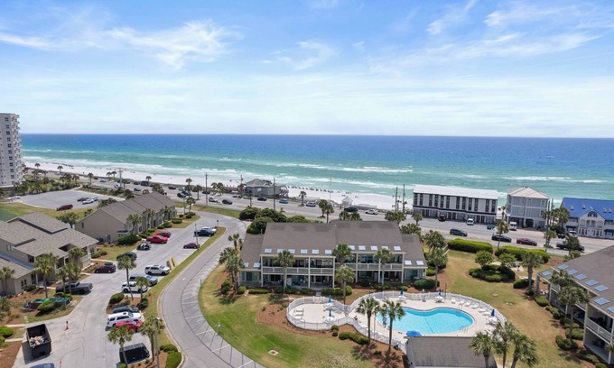 Fort Walton Beach - Destin Villa | 3 MIN WALK - 1st Floor Condo - No Stairs - Steps to Beach & Pool & Golf