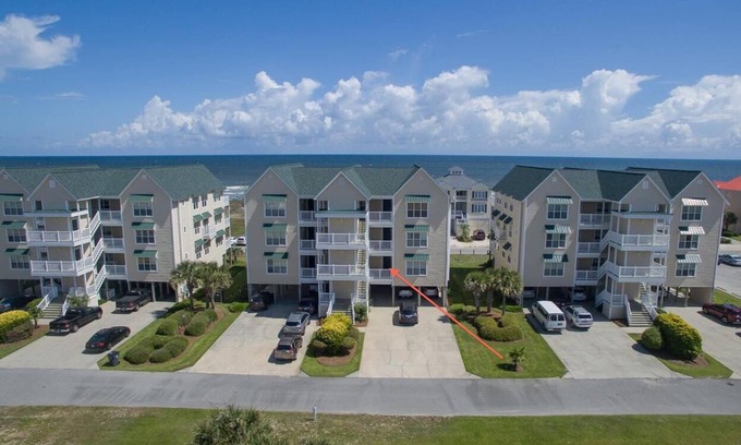 Ocean Isle Beach Condo | 3 min walk to the beach! Fall beach retreat awaits!