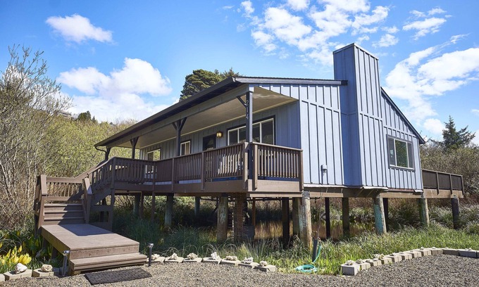 Rockaway Beach House | 3 minute walk to Beach! Dog and Family Friendly, Bright & Modern House