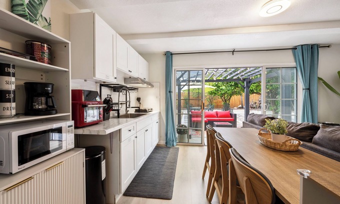 Costa Mesa House | 3 minutes to South Coast Plaza! Lovely garden-view retreat with King-sized bed