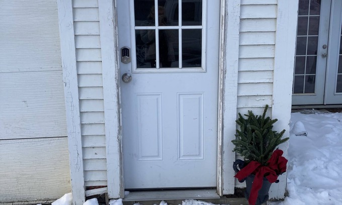 Stratton and Bromley Ski Areas Apartment | 3 minutes to Stratton. Cozy 1 bedroom/1 bath apartment for 4. Private entrance