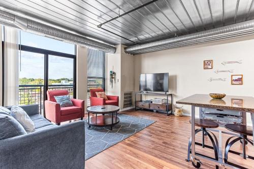 Old West Side Apartment | 3 Modern 2BR Apts Near Kerrytown w Parking & Gym