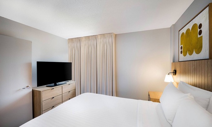 Exchange Place North Resort | 3 Modern Units! Pet-Friendly, Close to New Jersey Colgate Clock