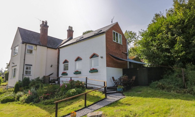 Pulverbatch Cottage | 3 OAKS LODGE, pet friendly, with open fire in Pulverbatch