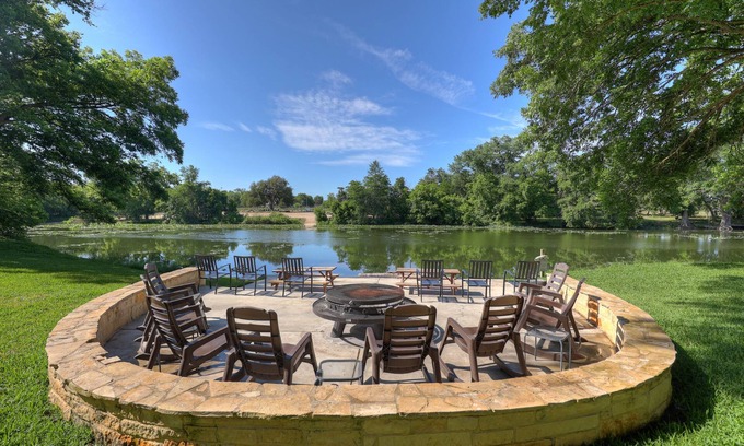 Center Point Cabin | #3 of 4 Treetop River Cabin: 6 guests +Kayaks+ Fishing+ Fire Pits=Family Fun!
