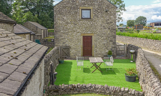 Blackwell in the Peak Cottage | 3 PRIMITIVE MEWS, pet friendly, with a garden in Chelmorton