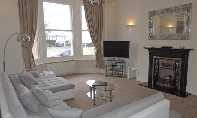 Eastbourne City Centre Apartment | 3 Queens Gardens Sea View Apartment