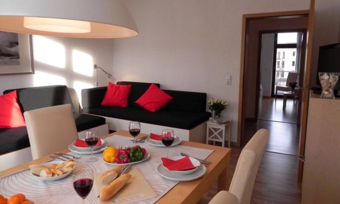 Altlindenau Apartment | 3-room apartment "Theater II", optimally located apartment in the Wilhelminian style house