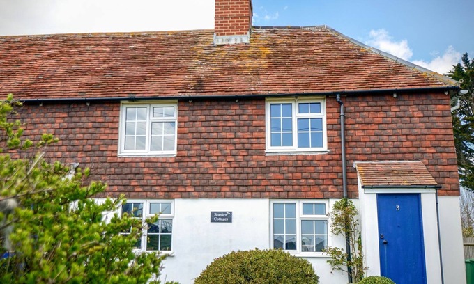 Pevensey House | 3 SEAVIEW COTTAGES, family friendly, with a garden in Normans Bay