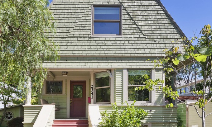 South Berkeley House | 3-story home w hot tub, 5 beds, 2 kitchens, & outdoor studio near Willard Park