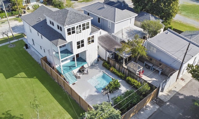 Holy Cross District House | 3 Story Home w Pool, Mississippi River panoramic views and just minutes from FQ