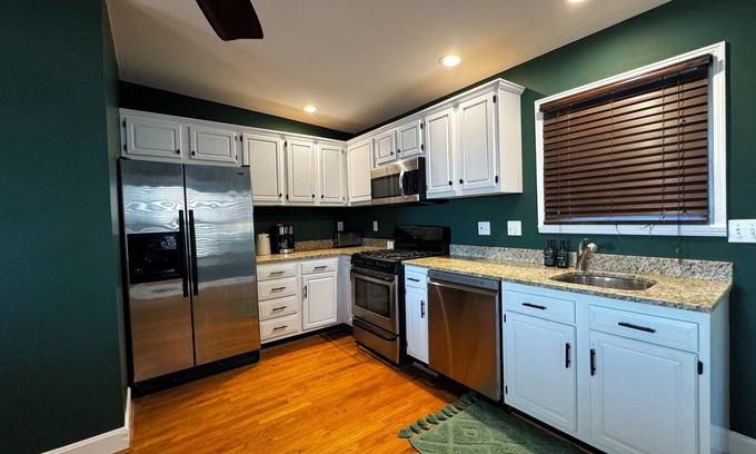 CUF House | 3-Story House with Rooftop Views in Cincinnati - AC, WiFi, 70" TV, & Smart TVs