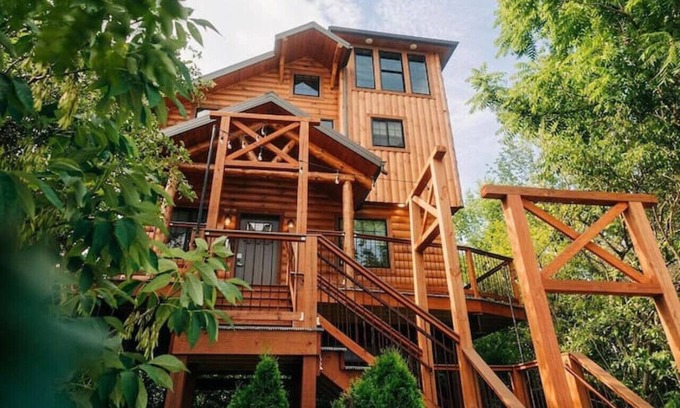 Millersburg Cabin | 3-Story Luxury Treehouse with Hot Tub - Sleeps 6