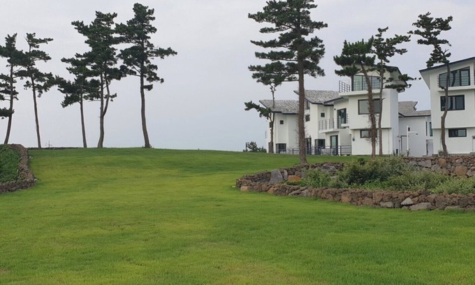 Hallim House | 3-story private house with a large field aside, 7 minutes to Sinchang Road!