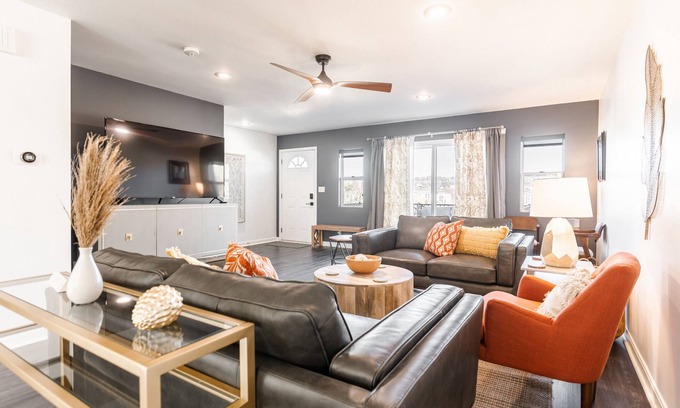 Dayton House | 3 Story River facing deck-3 miles to Cincinnati