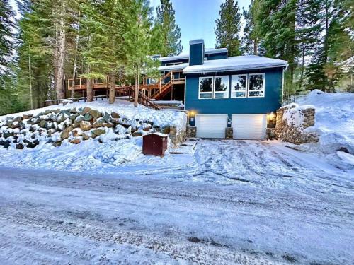 Country Club Estates House | 3-Story Winter Wonderland