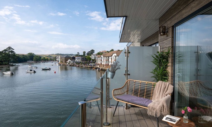 Kingsbridge Apartment | 3 The Boatyard - sleeps 8 guests in 4 bedrooms