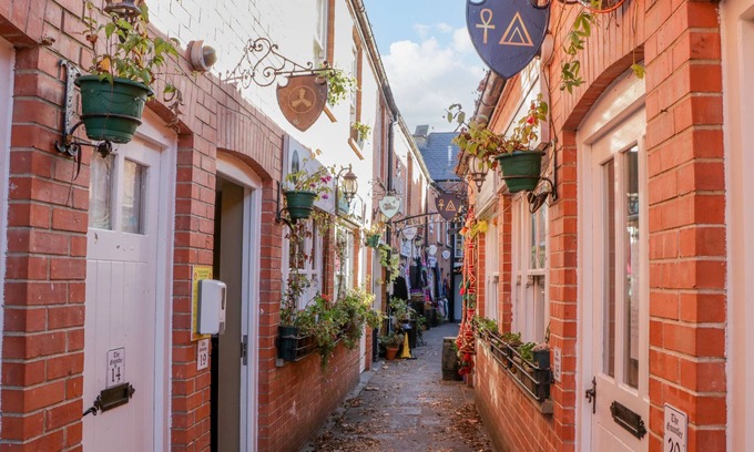 Glastonbury Cottage | 3 THE VAULTS, romantic in Glastonbury