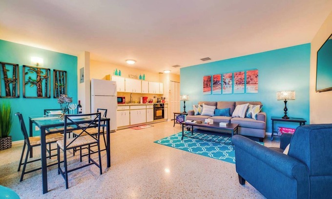 Poinsettia Heights Apartment | #3 ❤️ Updated Mid-Century Modern Apartment