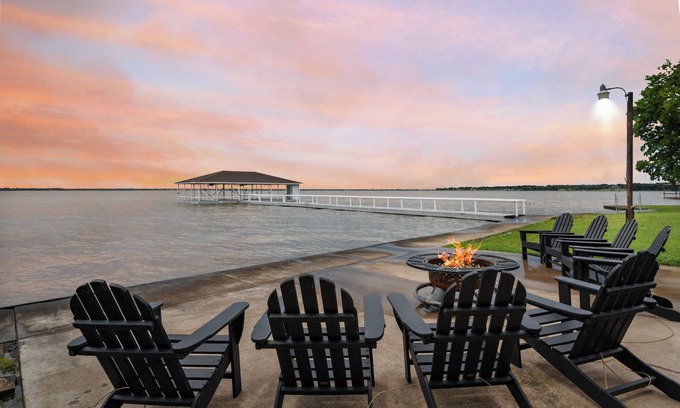 Streetman Cabin | 3 Waterfront Cabins w/Private Dock+Fishing+Fire Pit