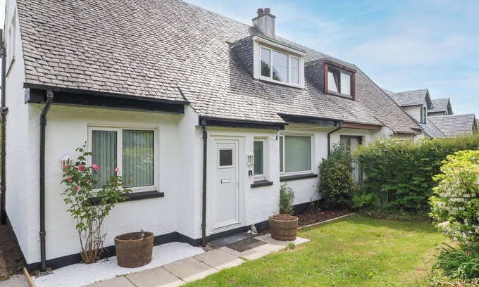 Isle of Seil Cottage | 3 WHIN BANK, pet friendly, with open fire in Balvicar, Isle Of Seil