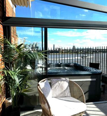 Canary Wharf Apartment | 3 x Bedroom Riverside Flat with HOT TUB on Roof Terrace