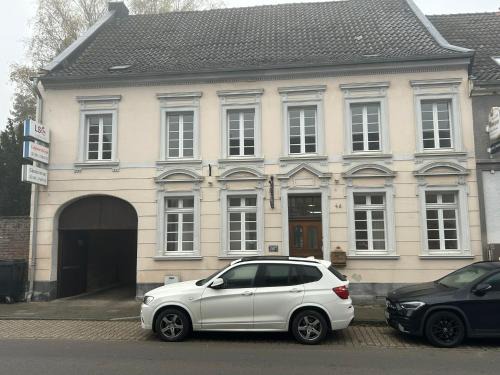 Moenchengladbach Apartment | 3 Zimmer Monteurswohnung in 400 Jahre alter Lateinschule LS24