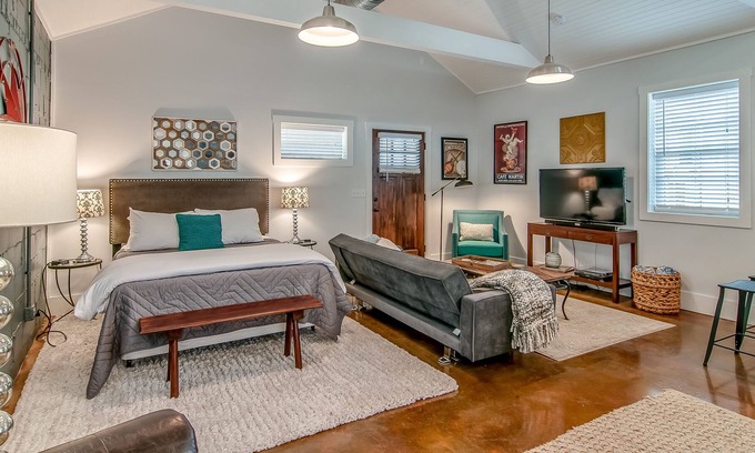 Urbandale Nations Cottage | 30+ DAY FURNISHED HOUSE - Robertson Cottage - 5 Miles from Downtown!!