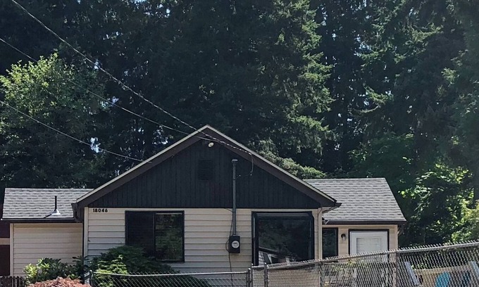 Renton House | 30 day or more Mid-term Rental. Entire house in quiet neighborhood, pet friendly