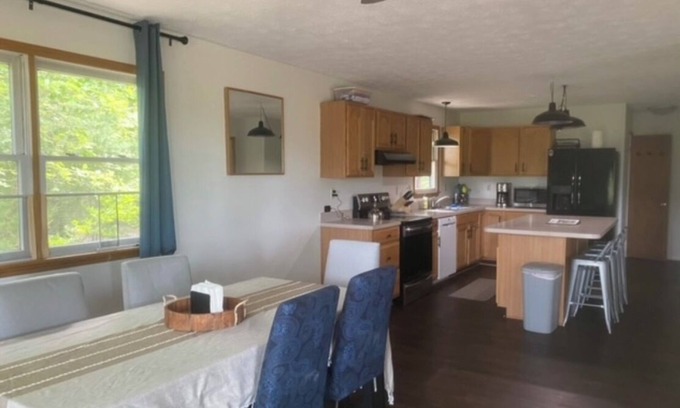 Great Cacapon Cabin | 30+ day rental -Charming 3-bedroom cabin with WiFi, AC in peaceful Great Cacapon