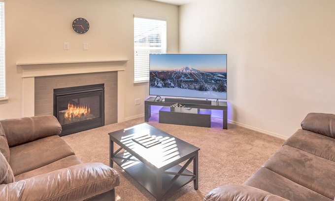 Old Farm District House | 30+ day rental in Bend w/private hot tub ~ Fireplace! Close to Old Mill!